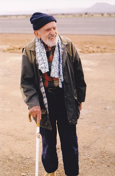Th&eacute;odore_Monod_-_A&eacute;roport_d'Atar_(Mauritanie)_-_20_d&eacute;cembre_1998 Cr&eacute;dit photo : Bruno Lecoquierre